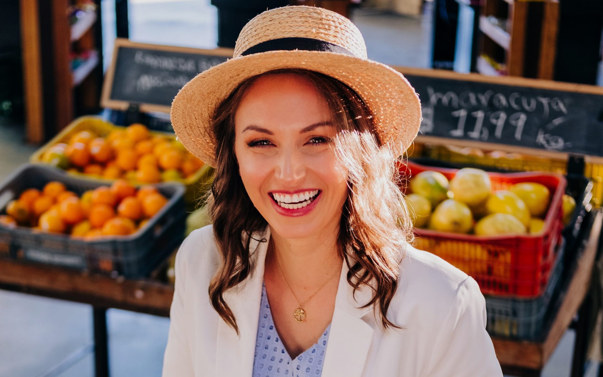 Jessica Wszolek sorrindo em feira de frutas