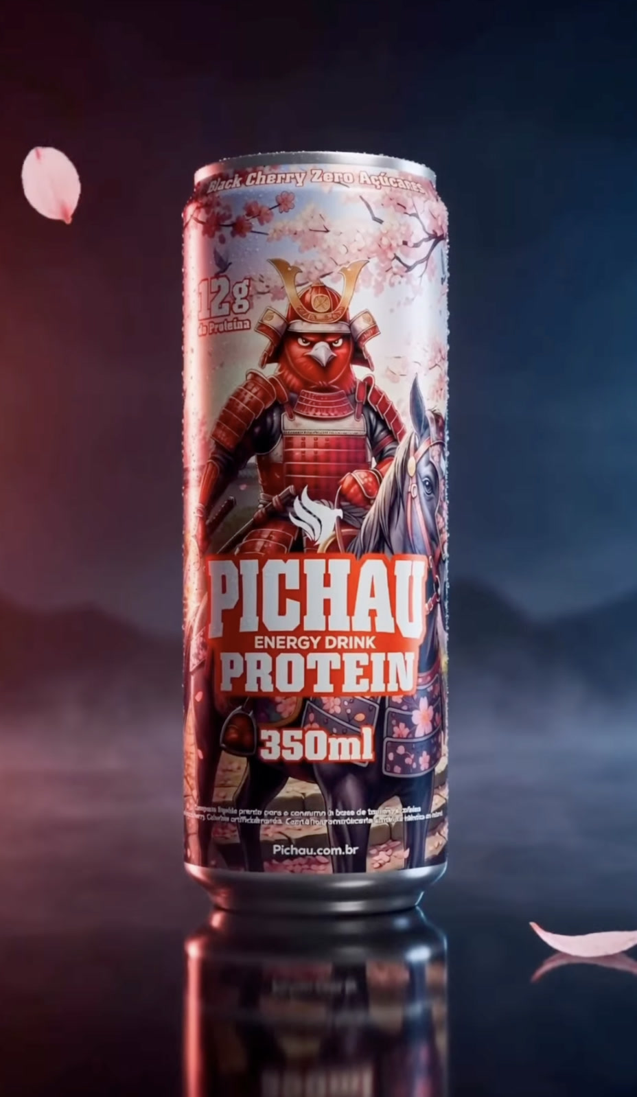 Lata de Pichau Energy Drink Protein Black Cherry, com arte de samurai entre cerejeiras